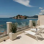 Petra'S Beachfront Penthouse