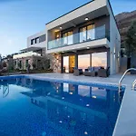 Villa Aurora Azure - Luxury Infinity Pool Resort