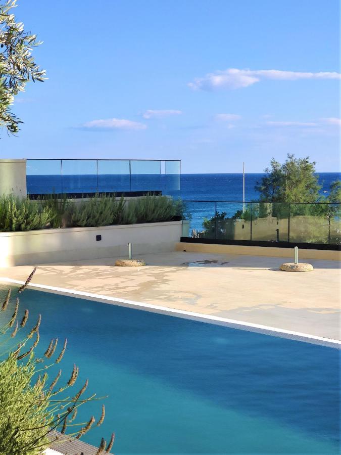 Silver Beachfront Apartament