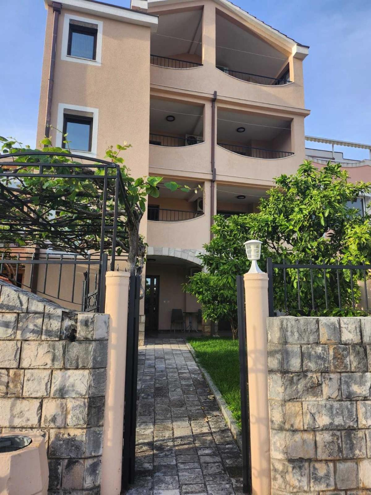 Dora Apartment *